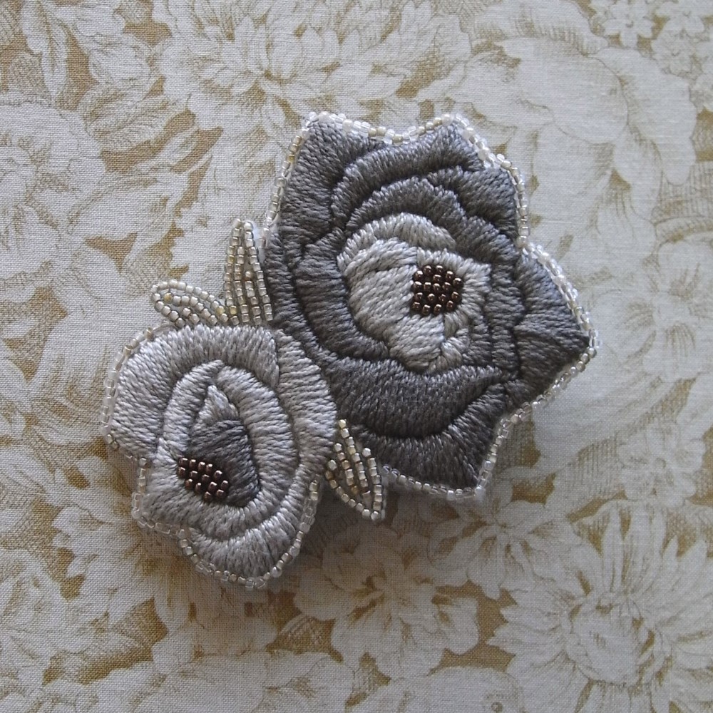 薔薇*灰茶　刺繍ブローチ