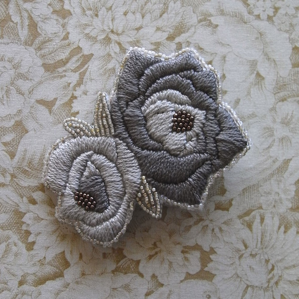 薔薇*灰茶　刺繍ブローチ 1枚目の画像