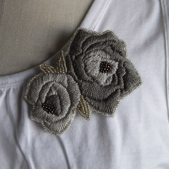 薔薇*灰茶　刺繍ブローチ 2枚目の画像