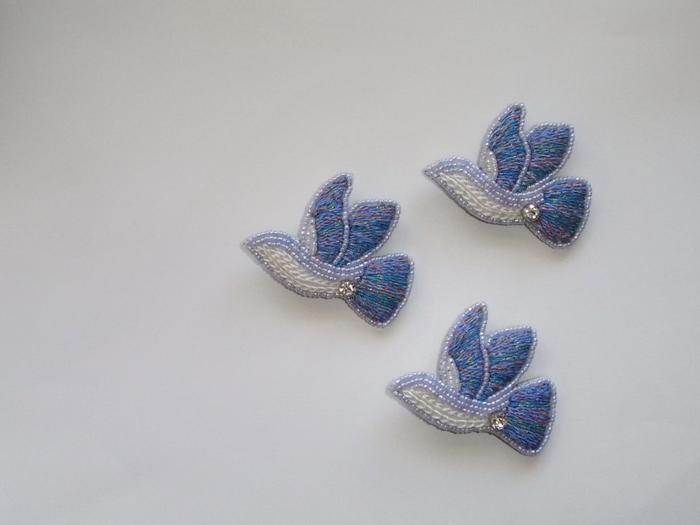 アート　ブローチ　鳥　時計　布　ビーズ　刺繍　芸術