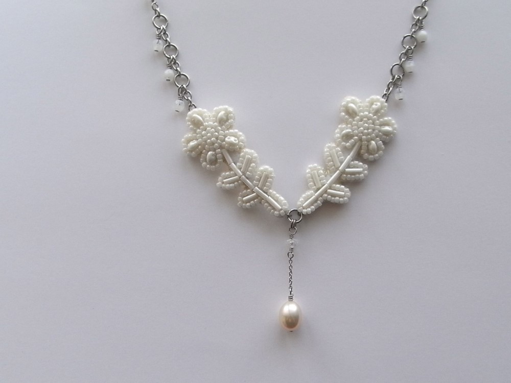花*淡水真珠　ビーズ刺繍ステンレスネックレス