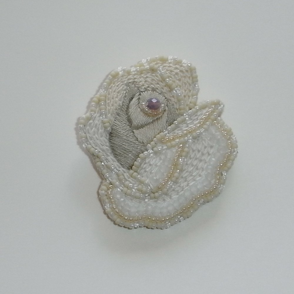 薔薇*ecru　ビーズ刺繍ブローチ
