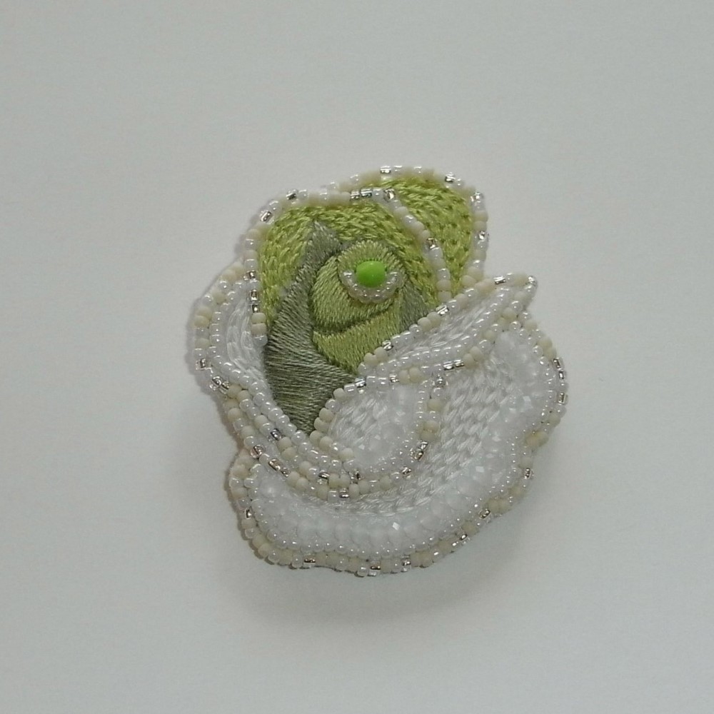 薔薇*若草　ビーズ刺繍ブローチ