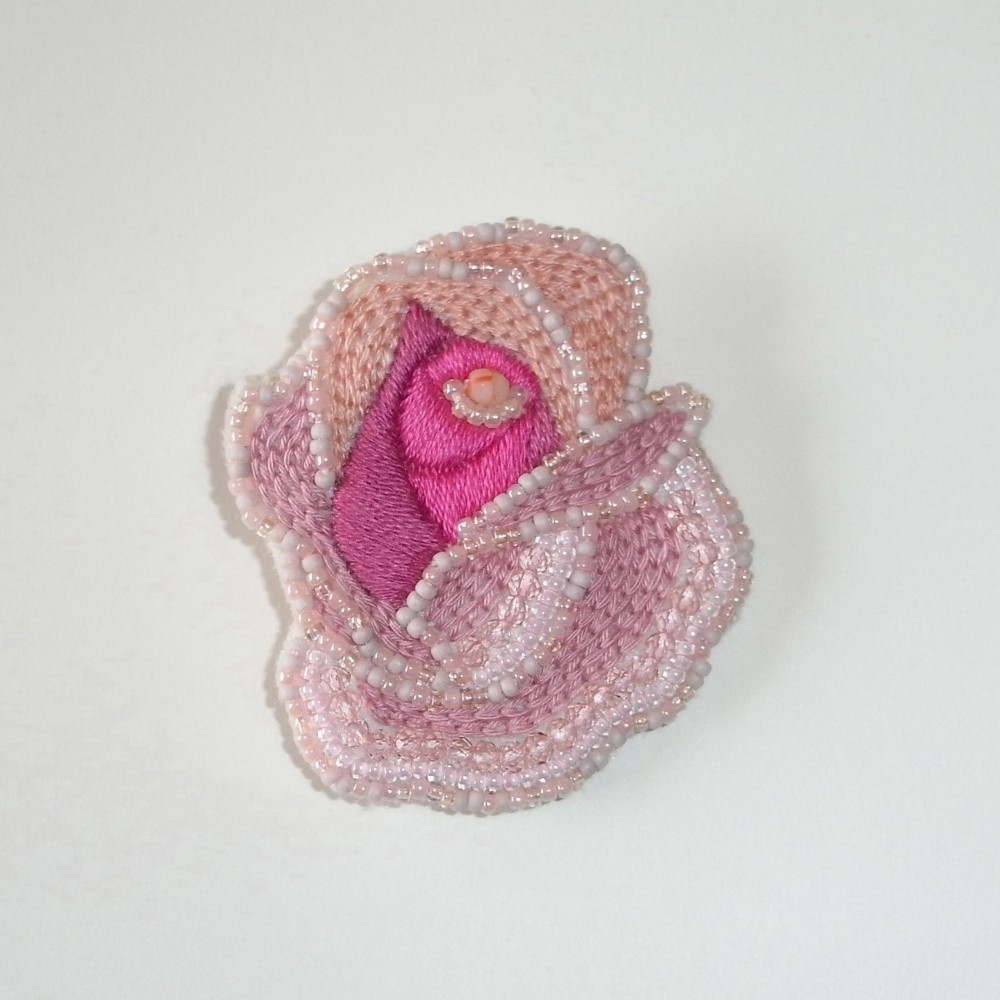薔薇*cherry　ビーズ刺繍ブローチ