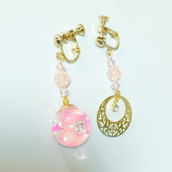 月 と ピンクのスノードーム     ★イヤリング★ 2枚目の画像