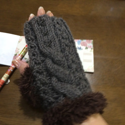 ２WAY編み上げがポイントの手編みファー付きハンドウォーマー 4枚目の画像