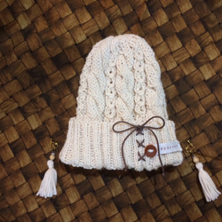 【送料無料】ニット帽子とイヤリングのお洒落セット☆アイボリー色ニット帽子とお揃いのタッセルのピアスorイヤリングのセット 1枚目の画像
