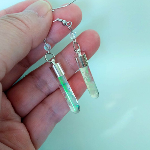 オーロラ液晶 蓄光虹色試験管ピアス 理系女子ピアス ピアス（フック