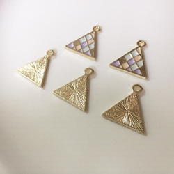 幾何学模様金属チャーム　ゴールドフレーム系 三角チャーム パープル系 3枚目の画像