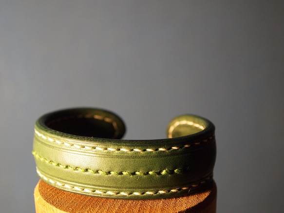 Leather bangle "Moss" 特製款皮手環 「苔癬」 第1張的照片