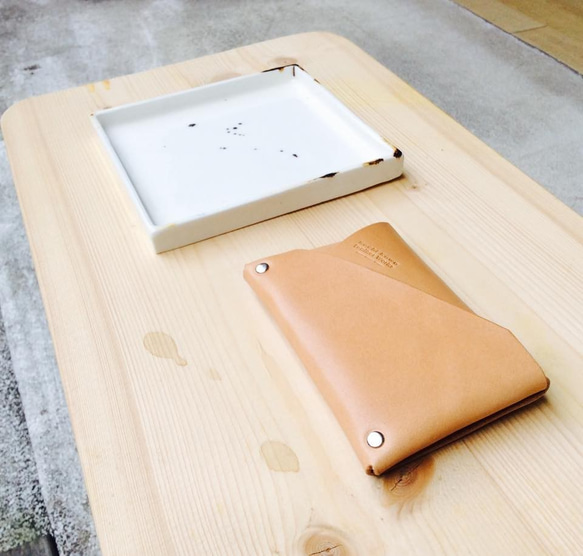 八革(hachi-kawa Leatherworks) 手工皮件 折合鉚接式名片夾(折り畳み名刺入れ) 第4張的照片