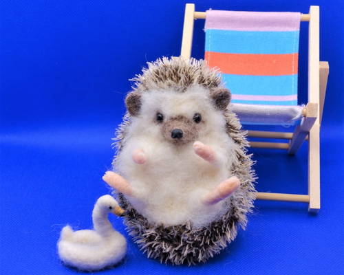 夏のハリネズミ（スワンのおもちゃとデッキチェアセット） 羊毛