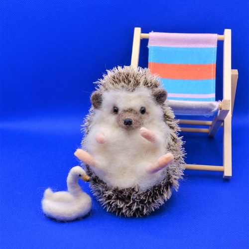 夏のハリネズミ（スワンのおもちゃとデッキチェアセット） 羊毛