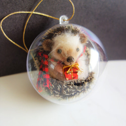 ハリネズミのクリスマス・ボール　1年じゅう飾れる2WAY  クリスマス　羊毛フェルト 2枚目の画像