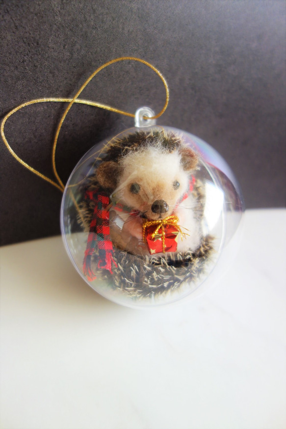 ハリネズミのクリスマス・ボール　1年じゅう飾れる2WAY  クリスマス　羊毛フェルト 2枚目の画像