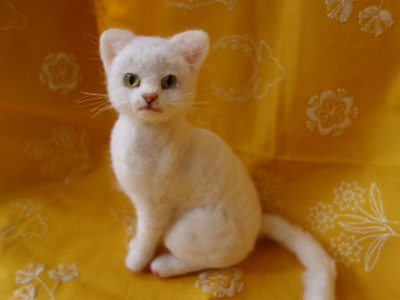 送料無料　白猫　羊毛フェルト 2枚目の画像