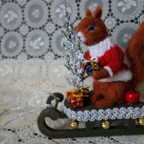 緑のソリとヨーロッパ赤リス クリスマス りす 羊毛フェルト WD 