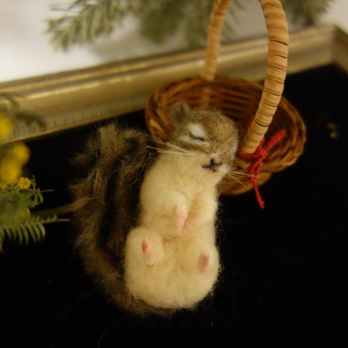 シマリス 眠るシマリス（かご入り） 羊毛フェルト ミニチュア