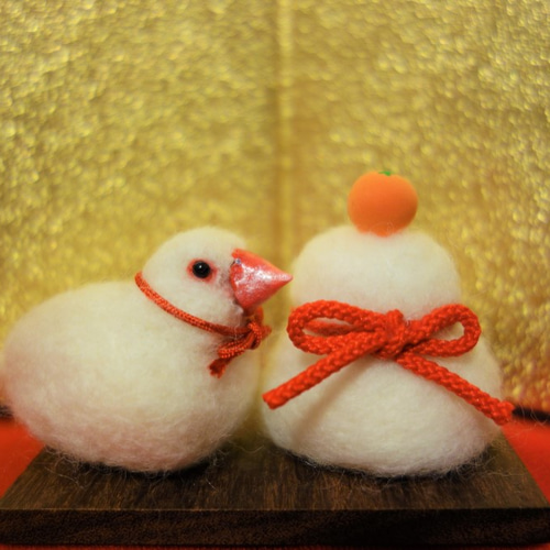 フェルト羊型ぬいぐるみ 赤白帽子付き 文鳥おもちと鏡餅 羊毛フェルト 羊毛フェルト WoolenDogs Samantha