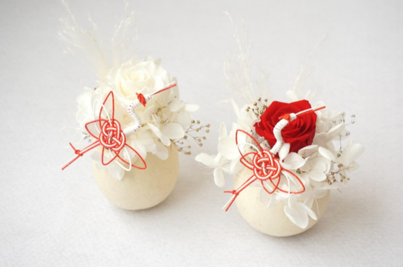 【 新春福袋2021】紅白のプリザーブドフラワーの置物with鶴 2枚目の画像