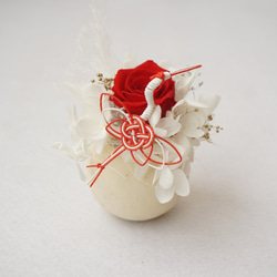 【 新春福袋2021】紅白のプリザーブドフラワーの置物with鶴 4枚目の画像