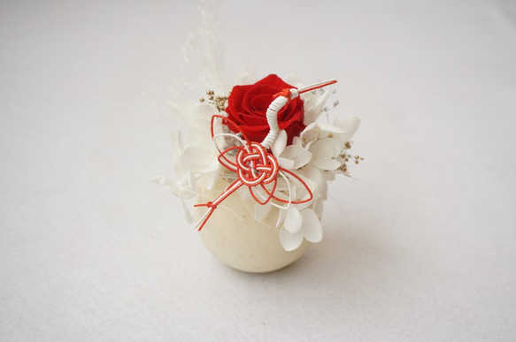 【 新春福袋2021】紅白のプリザーブドフラワーの置物with鶴 4枚目の画像