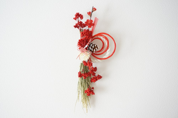 【早割お正月2022】紅白マムと梅のお正月飾り 2枚目の画像