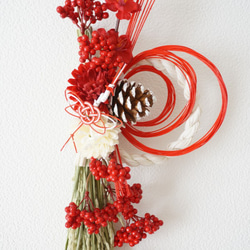 【早割お正月2022】紅白マムと梅のお正月飾り 3枚目の画像