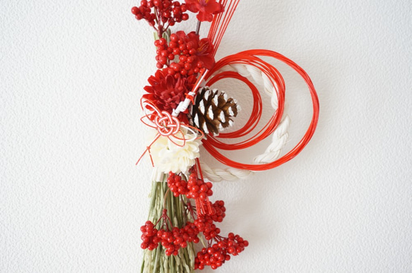 【早割お正月2022】紅白マムと梅のお正月飾り 3枚目の画像