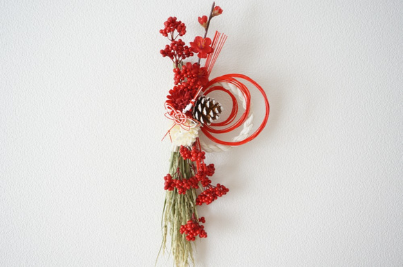 【早割お正月2022】紅白マムと梅のお正月飾り 1枚目の画像