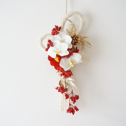 【Creema限定・新作】胡蝶蘭と椿の紅白のお正月飾り 1枚目の画像