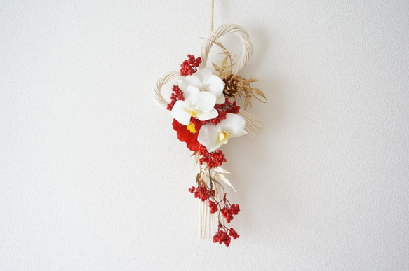【Creema限定・新作】胡蝶蘭と椿の紅白のお正月飾り 1枚目の画像