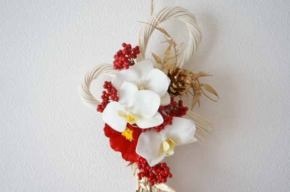 【Creema限定・新作】胡蝶蘭と椿の紅白のお正月飾り 2枚目の画像