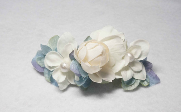 【Creema限定・数量限定ハンドメイド2019】白と水色のお花のバレッタ 1枚目の画像