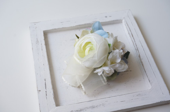 【Creema限定】白いお花のコサージュ 1枚目の画像