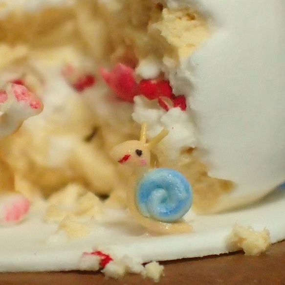 ミニチュア置物　リス　ケーキむさぼり食う 3枚目の画像