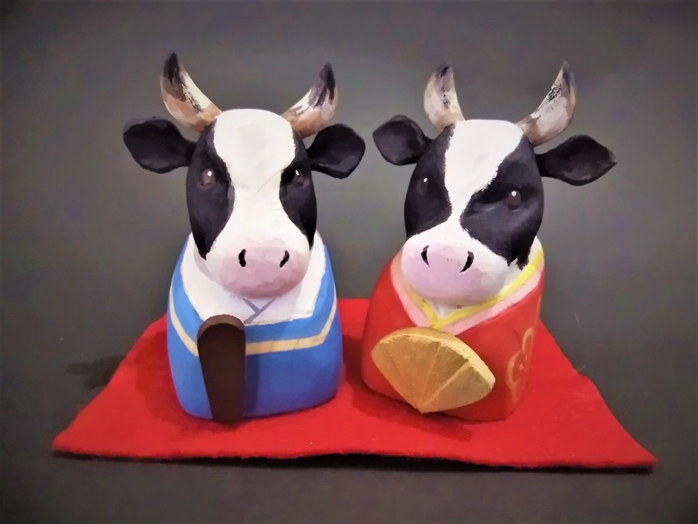 木彫雛人形　干支　丑　ウシ【ホルスタイン】