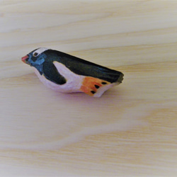 ブローチ　泳ぐジェンツーペンギン　かんざし・帯留め・ネックレスになる金具あります　木彫り 1枚目の画像