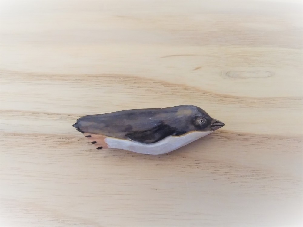 木彫りブローチ　泳ぐコガタペンギン　かんざし・帯留め・ネックレスになる金具あります