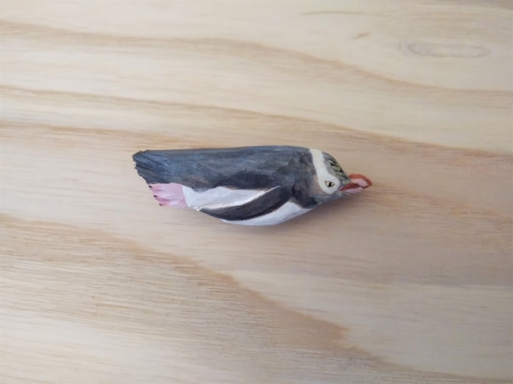 木彫りブローチ　泳ぐキガシラペンギン　かんざし・帯留め・ネックレスになる金具あります