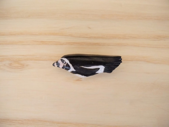 ブローチ　泳ぐフンボルトペンギン　かんざし・帯留め・ネックレスになる金具あります　木彫り 1枚目の画像