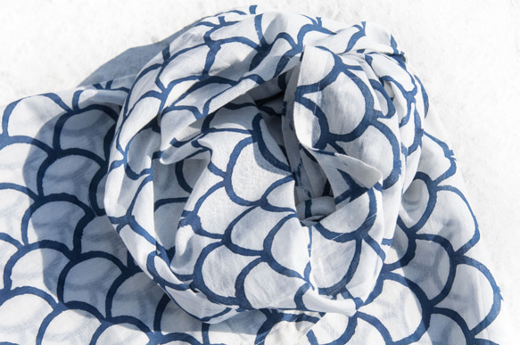 聖誕節禮物 母親節禮物 情人節禮物 生日禮物 交換禮物 手工木刻印植物染圍巾手織圍巾 編織圍巾 藍染純綿絲巾-藍色海浪 第3張的照片