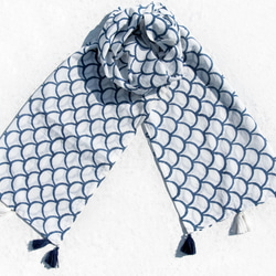 聖誕節禮物 母親節禮物 情人節禮物 生日禮物 交換禮物 手工木刻印植物染圍巾手織圍巾 編織圍巾 藍染純綿絲巾-藍色海浪 第5張的照片