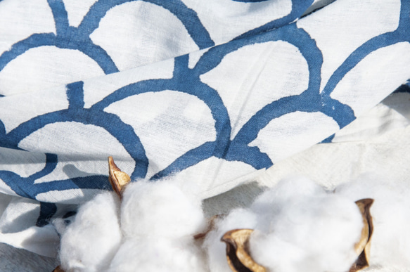 聖誕節禮物 母親節禮物 情人節禮物 生日禮物 交換禮物 手工木刻印植物染圍巾手織圍巾 編織圍巾 藍染純綿絲巾-藍色海浪 第8張的照片