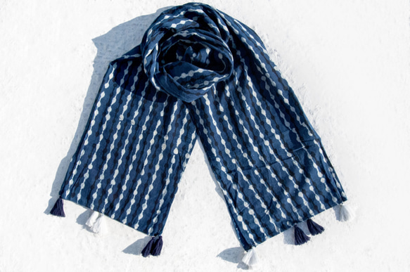 聖誕節禮物 母親節禮物 情人節禮物 生日禮物 交換禮物 手工木刻印植物染圍巾手織圍巾 編織圍巾 藍染純綿絲巾-藍色海洋 第1張的照片