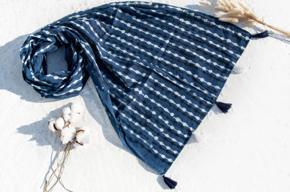 聖誕節禮物 母親節禮物 情人節禮物 生日禮物 交換禮物 手工木刻印植物染圍巾手織圍巾 編織圍巾 藍染純綿絲巾-藍色海洋 第3張的照片