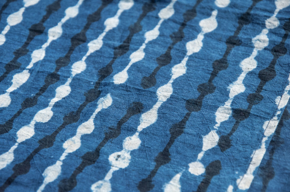聖誕節禮物 母親節禮物 情人節禮物 生日禮物 交換禮物 手工木刻印植物染圍巾手織圍巾 編織圍巾 藍染純綿絲巾-藍色海洋 第8張的照片