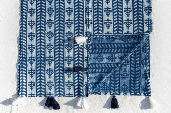 聖誕節禮物 母親節禮物 情人節禮物 生日禮物 交換禮物 手工木刻印植物染圍巾手織圍巾 編織圍巾 藍染純綿絲巾-條紋葉子 第9張的照片