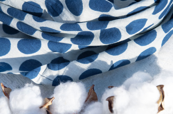 聖誕節禮物 母親節禮物 情人節禮物 生日禮物 交換禮物 手工木刻印植物染圍巾手織圍巾 編織圍巾 藍染純綿絲巾-點點水玉 第10張的照片