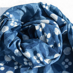 聖誕節禮物 母親節禮物 情人節禮物 生日禮物 交換禮物 手工木刻印植物染圍巾手織圍巾 編織圍巾 藍染純綿絲巾-藍日本風 第2張的照片